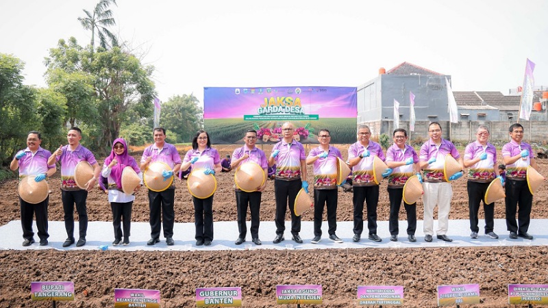 Gaspol dari Desa! Banten Pelopori Ketahanan Pangan Nasional Berbasis Teknologi AI! Gubernur Banten Andra Soni berfoto besma usai MoU Program Jaksa Garda Desa di Desa Sarakan, Sepatan, Rabu (25/6/2025). - Biro Adpimpro Banten -