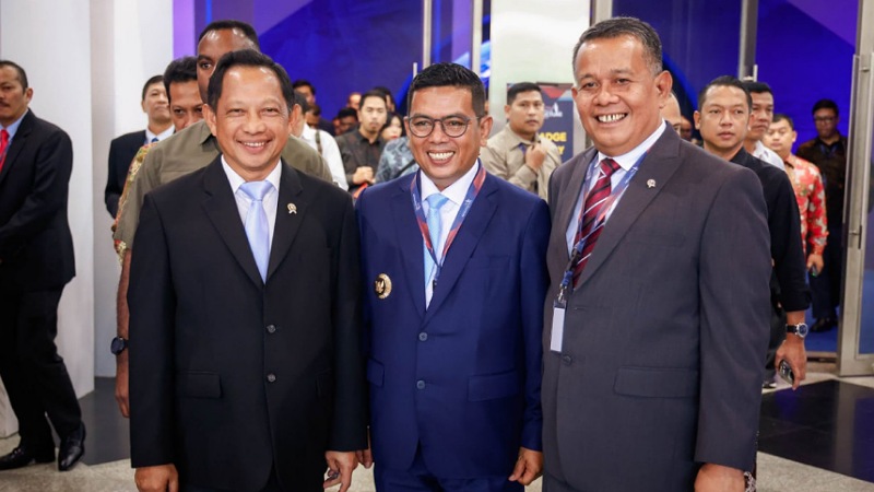 Gubernur Banten Andra Soni (tengah) bersama Mendagri tito Karnavian saat menghadiri penutupan International Conference on Infrastructure (ICI) 2025 di JICC, Kamis (12/6/2025). - Biro Adpimpro Banten -