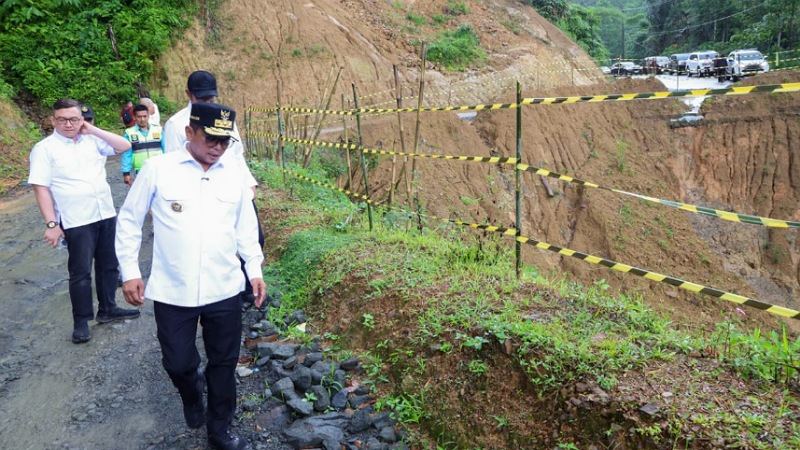 Gubernur Andra Tinjau Longsor di Lebak, Akses Menuju “Negeri di Atas Awan” Dipulihkan! Gubernur Banten Andra Soni meninjau dua titik longsor di ruas Jalan Cipanas–Ciparay, Kabupaten Lebak, Rabu (18/6/2025). - Biro Adpimpro Banten -