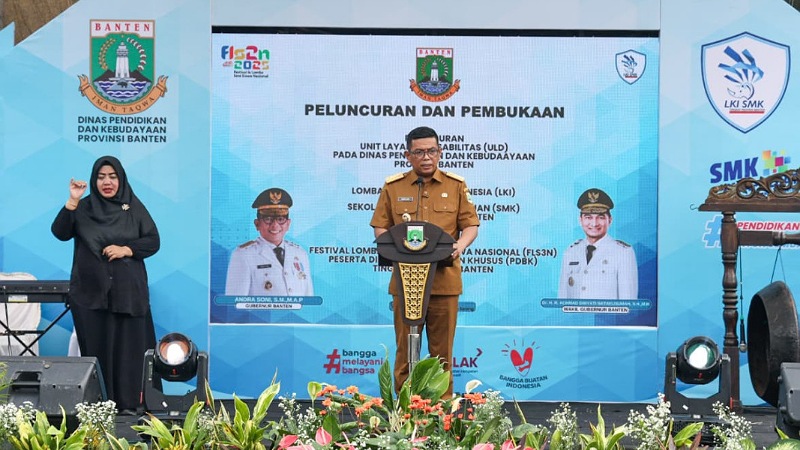 Gubernur Banten Andra Soni saat meresmikan unit layanan disabilitas  di SMK Negeri 1 Anyer, Kabupaten Serang, Selasa (10/6/2025). - Biro Adpimpro Banten -