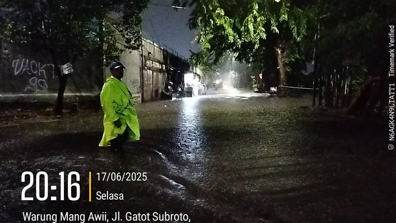 Kota Tangerang Dilanda Banjir, Petugas Gabungan Bergerak Tengah Malam Banjir melanda tiga kecamatan di Kota Tangerang. - Foto: Dok Pemkot Tangerang -