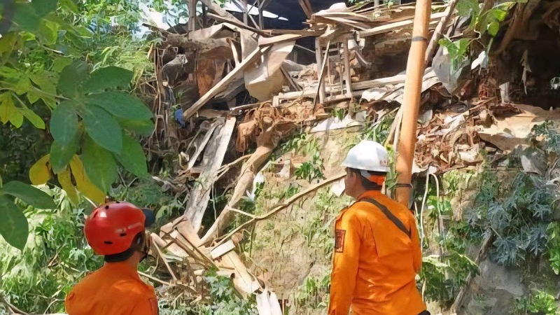 Petugas sedang mengecek longsor. - Foto: Dok RRI -