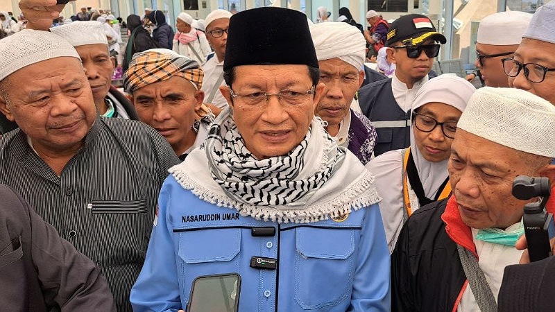 Menag Nasaruddin: Jangan Remehkan Pengorbanan Para Petugas Haji! Menteri Agama Nasaruddin Umar sat melepas jemaah Kloter 2 Debarkasi Lombok (LOP 02), Kamis (12/6/2025) di Madinah. - Foto: Dok Kemenag -