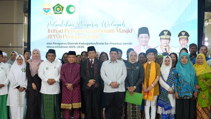 Menag Nasaruddin: Lebih Baik Aktif Beragama daripada Aktif Membohong! Menag Nasaruddin Umarsaat memberikan pembinaan kepada Aparatur Sipil Negara (ASN) Kemenag Jambi di Asrama Haji Jambi, Minggu (29/6/2025). - Foto: Dok. Kemenag -