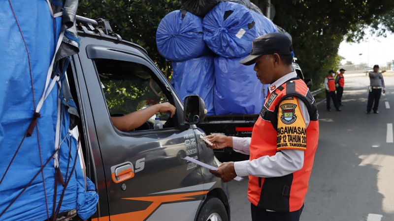 Parkir Liar Digasak! Dishub Gempur Akses Tol Baltim Tangerang Dishub melakukan penertiban parkir liar di Akses Tol Balaraja Timur (Baltim). - Foto: Dok Prokopim Kabupaten Tangerang -