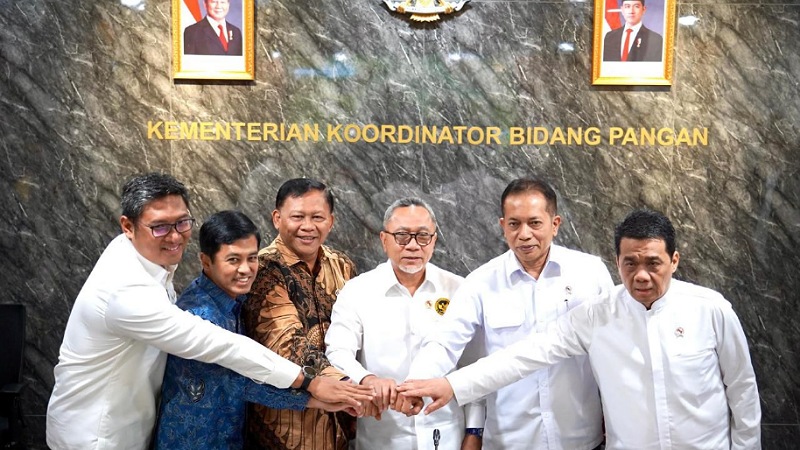 Menteri Koordinator bidang Pangan Zulkifli Hasan bersama Wamenkop Ferry Juliantono saat Rapat Koordinasi Terbatas (Rakortas) di Jakarta, Jumat (13/6). - Foto: Humas Kemenkop -