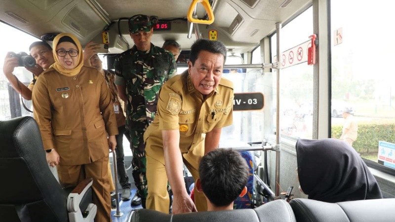 Pemkab Tangerang Resmikan Angkutan Sekolah Gratis Bupati Tangerang, Moch. Maesyal Rasyid saat meluncurkan angkutan sekolah gratis bagi pelajar yang dimulai di area Bizpoint, Kecamatan Cikupa. Selasa (10/6/2025). - Foto: Dok. Pemkab Tangerang -