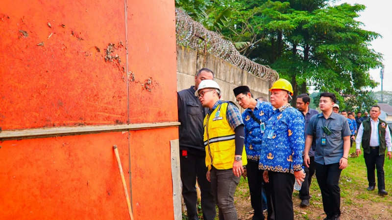 Pilar Desak Pengembang Segera Perbaiki Panel Roboh di Serpong Lagoon Wakil Wali Kota Tangsel Pilar Saga Ichsan mengecek kerusakan Panel roboh di Serpong Lagoon yang mengakibatkan banjir. - Foto: Dok Pemkot Tangsel -