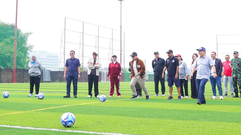 Pilar Saga Resmikan RANA Grounds Parigi, Lapangan FIFA Hadir di Tangsel! Wakil Wali Kota Tangsel menendang bola saat peresmian RANA Grounds Parigi Soccer Field, Sabtu (21/6/2025). - Pemkot Tangsel -