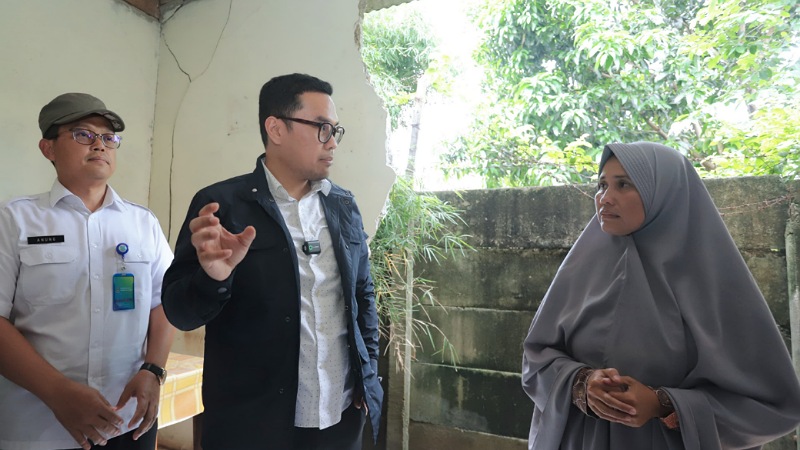 Pilar Turun Tangan! Rumah Jebol di Jombang Dibangun Ulang Wakil Wali Kota Tangsel meninjau rumah warga yang jebol akibat hujan deras di Kampung Rawa Lele, Kelurahan Jombang, Ciputat. - Foto: Amrin/RMN -