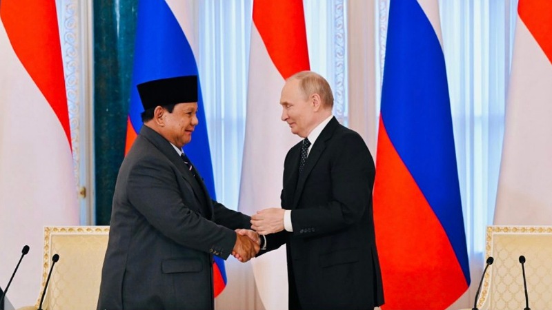 Putin Puji Prabowo, Indonesia Kini Pilar Baru BRICS! Presiden RI Prabowo Subianto bersalaman erat dengan Presiden Rusia Vladimir Putin. - Foto: BPMI Setpres
