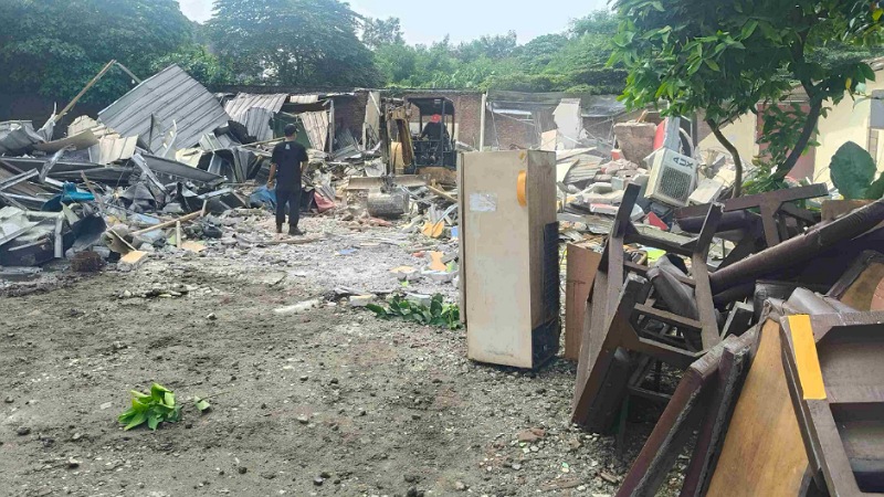 ROXY DIKOSONGKAN! Bangunan Liar Dibongkar, Lahan Jadi Parkiran Dishub Tangsel Puluhan bangunan liar yang menjamur di kawasan Roxy, Ciputat, resmi dibongkar pada Senin (23/6/2025). - Foto: Disway -