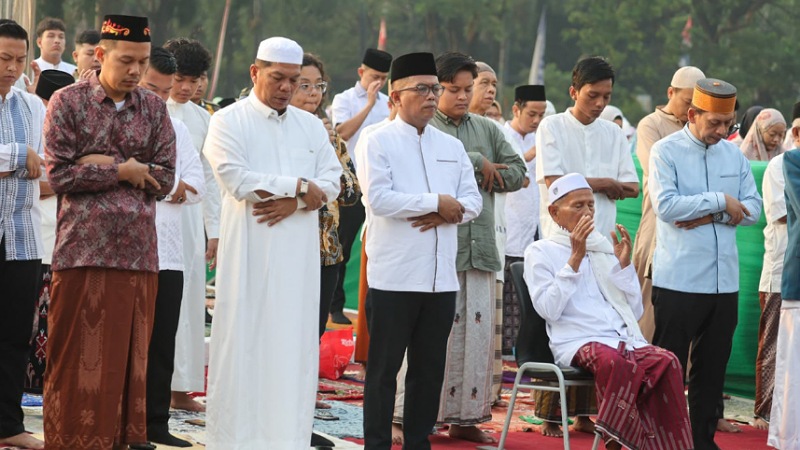 Gubernur Banten Andra Soni melaksanakan salat Iduladha di Alun-alun Kota Serang. - Foto: Biro Adpimpro Banten -
