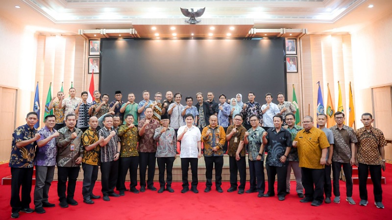 Wakil Gubernur Banten, A Dimyati Natakusumah, menggelar rapat membahas percepatan pembangunan sekaligus pembenahan sistem pengadaan barang/jasa. - Biro Adpimpro Banten -