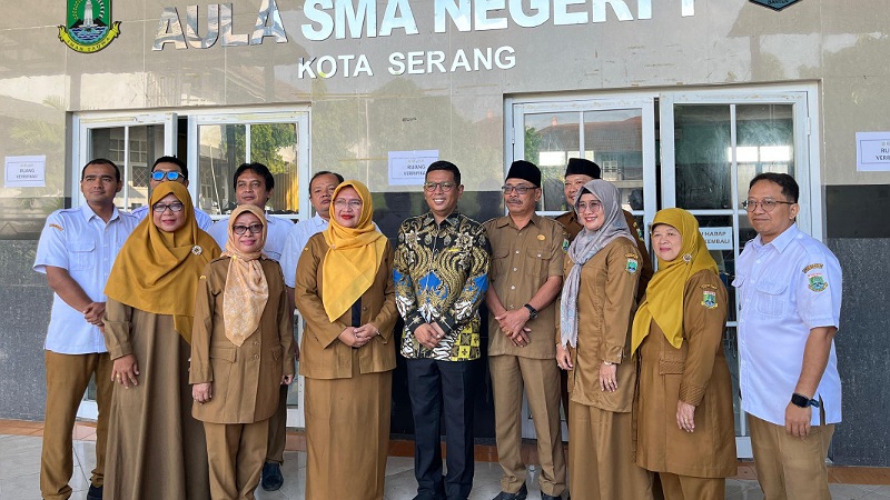 Tinjau SPMB di Serang, Andra Soni: Sekolah Sudah Siap, Pegang Teguh Integritas! Gubernur Banten Andra Soni saat meninjau pelaksanaan SPMB di Kota Serang - Biro Adpimpro Banten -