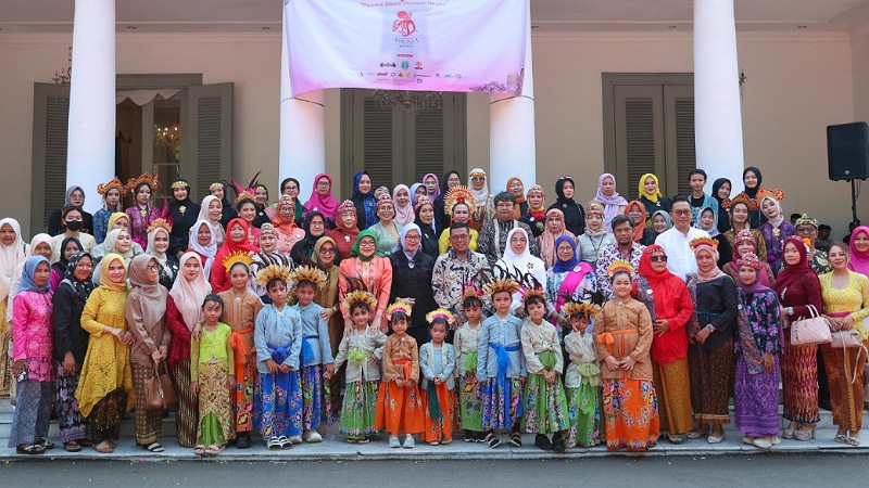 Andra Soni: Kebaya Simbol Perempuan Anggun, Kuat, Berbudaya, & Adaptif Gubernur Banten Andra Soni saat menghadiri peringatan Hari Kebaya Nasional Tingkat Provinsi Banten - Biro Adpimpro Banten -