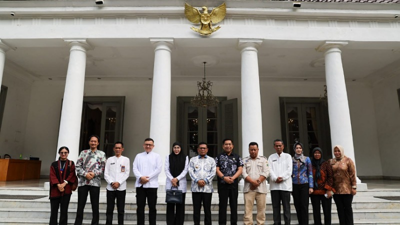 Andra Soni Kompak Bareng BNN: Lawan Narkoba Harus Bareng-Bareng! Gubernur Banten Andra Soni menerima kunjungan Kepala BNN Provinsi Banten, Brigjen Pol Rohmad Nursahid, bersama jajaran di Gedung Negara Provinsi Banten, Jumat (11/7/2025). - Biro Adpimpro Banten -