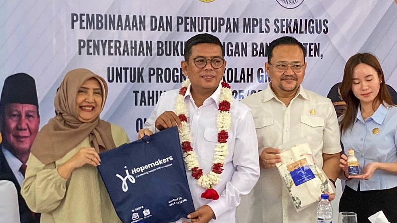 Andra Soni Serahkan Buku Tabungan Sekolah Gratis, Banten Tidak Ada Lagi Anak Putus Sekolah!