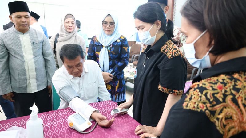 Baksos MES, Bupati Maesyal: Ekonomi Syariah Harus Sentuh Sosial! Bupati Tangerang, H. Moch Maesyal Rasyid menghadiri acara bakti sosial, pemeriksaan, dan pengobatan gratis di Aula Kecamatan Sepatan Timur. - Prokopim Tangerang -