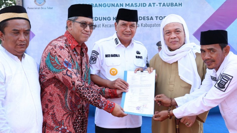 Bupati Maesyal & Abuya Entoh Letakkan Batu Pertama Masjid Agung At-Taubah Bupati Tangerang H. Moch. Maesyal Rasyid bersama ulama kharismatik Abuya Entoh secara resmi meletakkan batu pertama pembangunan Masjid Agung At-Taubah - Pemkab Tangerang -