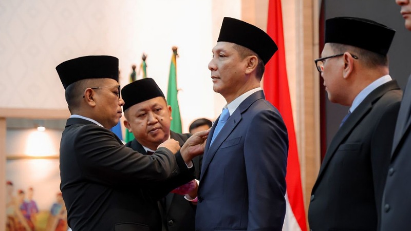 Deden, Di Tengah 8 Jalan