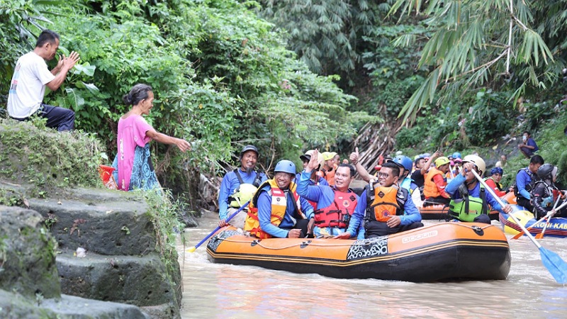 Gubernur Andra: Sungai Harus Jadi Warisan Bersih Generasi Mendatang Gubernur Banten, Andra Soni saat mengikuti kegiatan Arung Kali Cibanten 2025 bersama komunitas relawan peduli sungai, Selasa (15/7/2025). - Biro Adpimpro Banten -