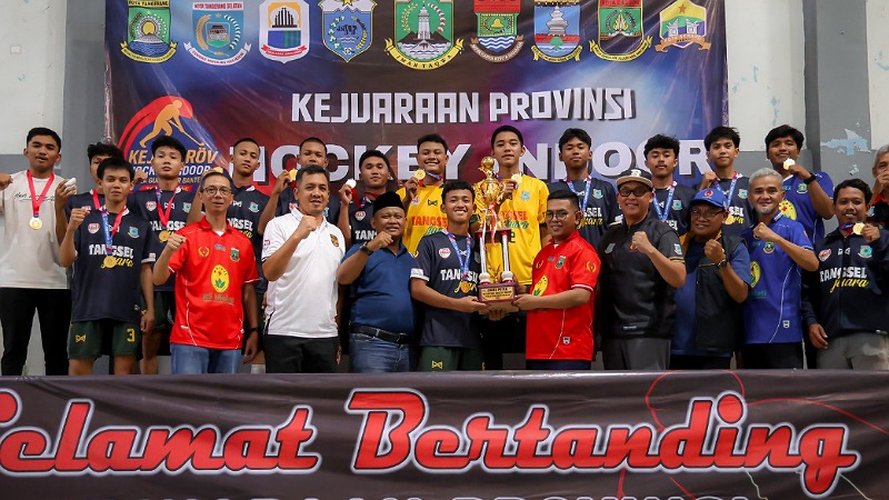 Gubernur Banten Pamer Skill Hockey, Targetkan Banten Juara Nasional! Gubernur Banten Andra Soni menyerahkan piala Kejurprov Hoki Indoor Piala Gubernur Banten 2025 - Biro Adpimpro Banten -