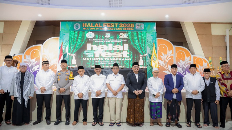 Gubernur Banten: Ukhuwah Islamiyah Pondasi Masyarakat Harmonis Gubernur Banten Andra Soni saat menghadiri Milad Emas 50 Tahun Majelis Ulama Indonesia (MUI) Kota Tangerang di Gedung MUI, Puspemkot Tangerang, Sabtu malam (26/7). - Biro Adpimpro Banten -