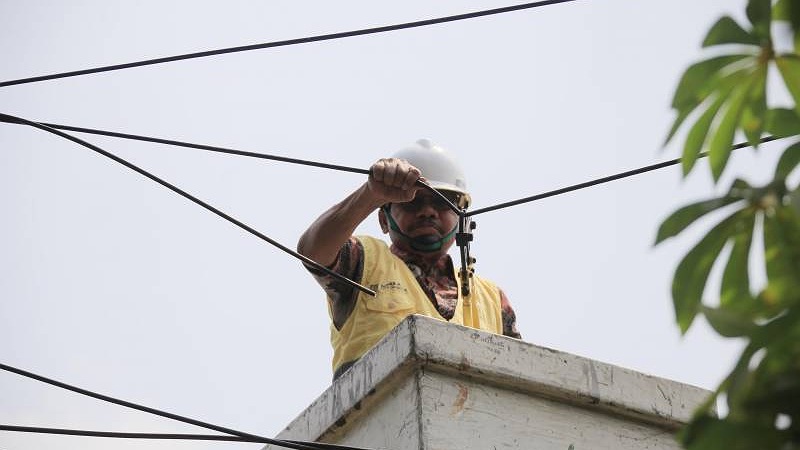 Wali Kota Tangerang Sachrudin secara simbolis memotong kabel memindahkan ke bawah tanah. - Foto: Dok Pemkot Tangerang -