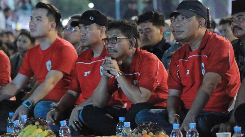 Kalah! Sachrudin: Garuda Muda Tetap Membanggakan! Wali Kota Tangerang Sachrudin tengah asik nobar Final Piala ASEAN -23 - Dok Penmkot Tangerang -