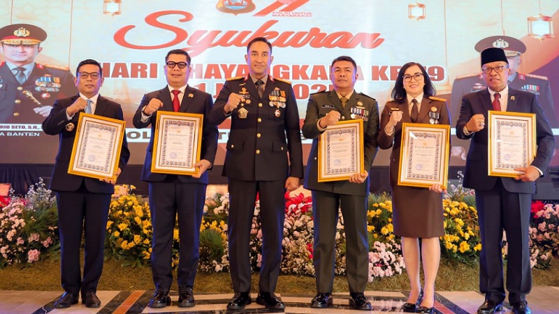 Kamtibmas Terjaga! Andra Soni Diganjar Pengharagaan Kapolda Banten
