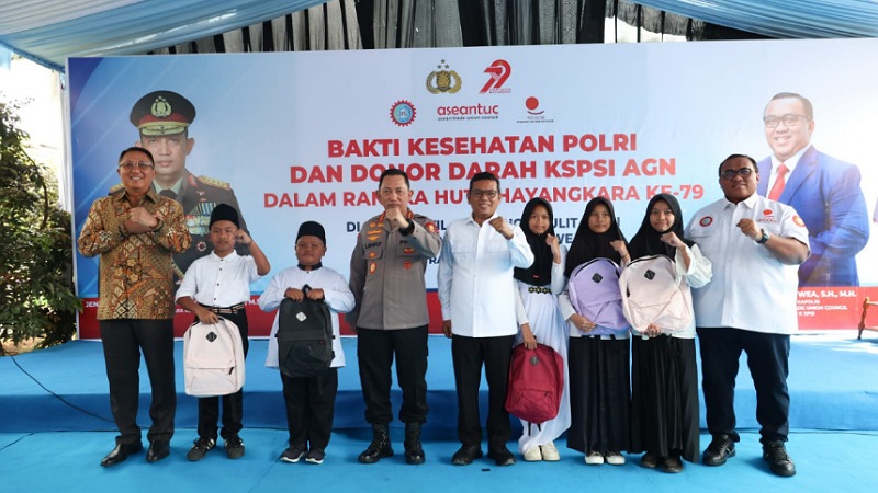 Gubernur Banten Andra Soni mendampingi Kapolri Jenderal Pol Listyo Sigit Prabowo dalam peninjauan kegiatan Bakti Kesehatan dan Donor Darah yang digelar KSPSI - Biro Adpimpro Banten -