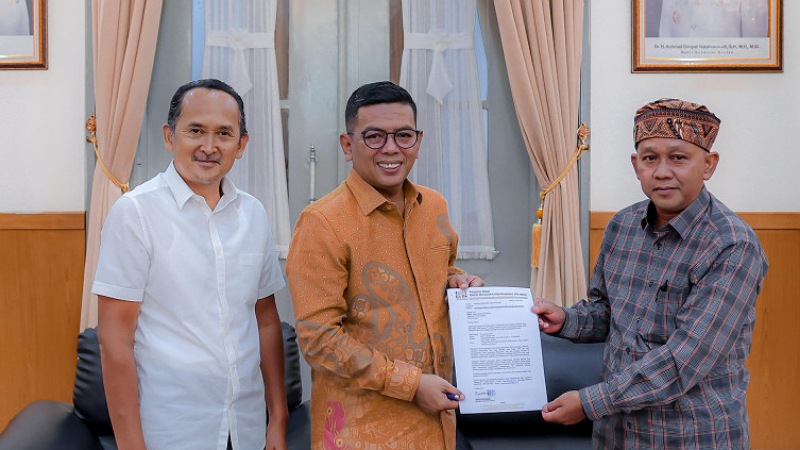 Gubernur Banten Andra Soni menerima enerima silaturahmi dari perwakilan Aliansi Masyarakat Adat Nusantara (AMAN) Banten Kidul di Gedung Negara Pendopo Lama, Kota Serang, Jumat (25/7/2025). - Biro Adpimpro Banten -