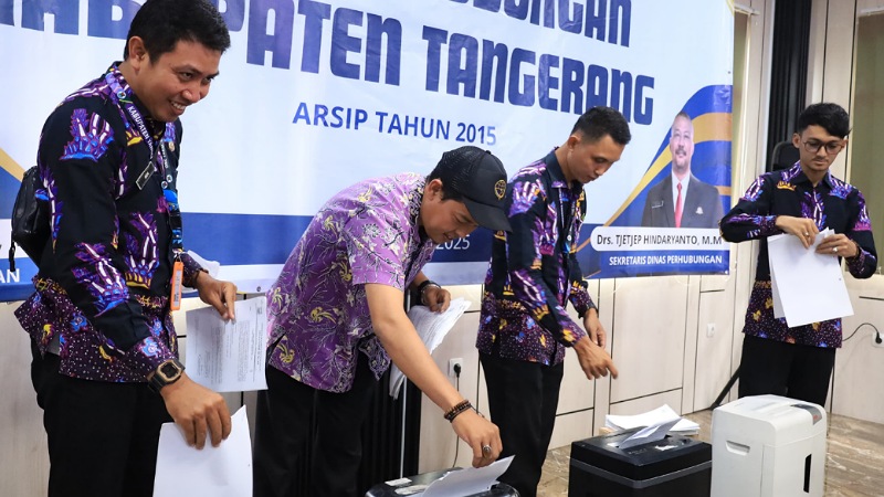 Sebanyak 106 berkas arsip inaktif tahun 2015 resmi dimusnahkan Dishub Kab Tangerang dalam prosesi yang digelar di Aula Dishub, Kamis (3/7/2025). - Dok. Pemkab Tangerang -