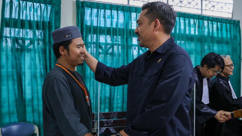 Menteri UMKM Maman Abdurrahman membela pengusaha UMKM Firly Nurochim, pemilik Toko Mama Khas Banjar. - Foto: Ali/Kemenkop -
