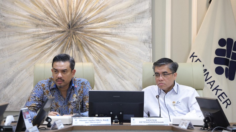 Menteri UMKM Maman Abdurrahman danMenaker Yassierli menandatangani kerja sama pengembangan UMKM. - Ist/RMN -