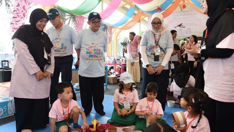 Mu’ti Gebuk Perundungan: Anak Harus Tumbuh Ceria, Bukan Jadi Korban Kekerasan! Mendikdasmen Abdul Mu'ti saat meninjau salah satu pameran di acara Festival Anak Indonesia Hebat di Gedung Sasono Utomo, Taman Mini Indonesia Indah (TMII), Jakarta, Selasa (22/7/2025) - Foto: Kemendikdasmen -