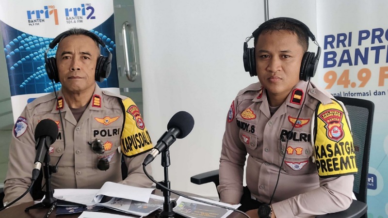 Operasi Patuh Maung 2025: Bukan Sekedar Tilang, Tapi Edukasi! AKP Acum Sutarlia, Wakasat Lantas Polresta Serang Kota dan Kanit Kamsel Lantas Polresta Serang Kota Ipda Rudy Supriady saat berdialog bersama RRI Pro 1 Banten. - Foto: Dok. RRI Banten -