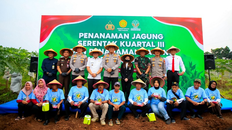 Wakil Wali Kota Tangsel, Pilar Saga Ichsan, bersama Wakapolda Metro Jaya Brigjen Djati Wiyoto Abadhy dan Kapolres Tangsel AKBP Victor Inkiriwang menanam benih jagung di lahan Yayasan Beth Shalom, Serpong. - Pemkot Tangerang -