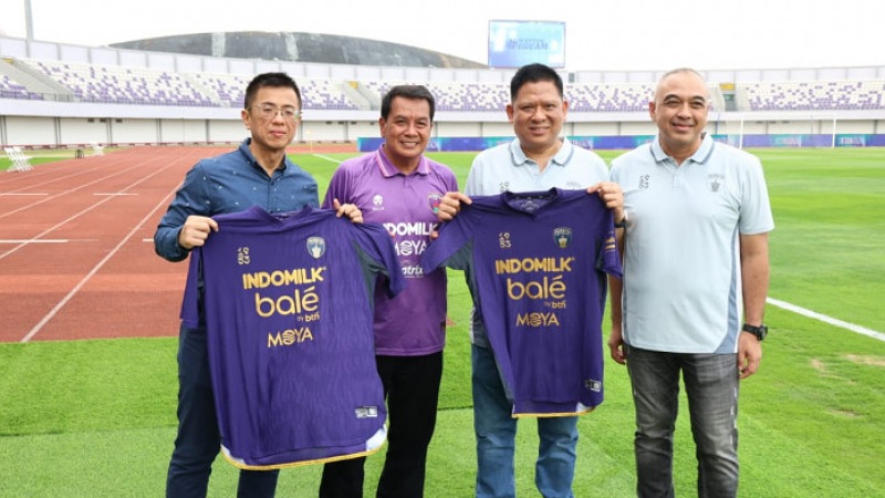 Pendekar Cisadane Bangkit! Persita Luncurkan Tim dan Jersey Baru Bupati Tangerang Maesyal Rasyid bersama Presiden Persita H. A. Zaki Iskandar meluncurkan tim dan jersey baru Persita - Foto: Pemkab Tangerang -