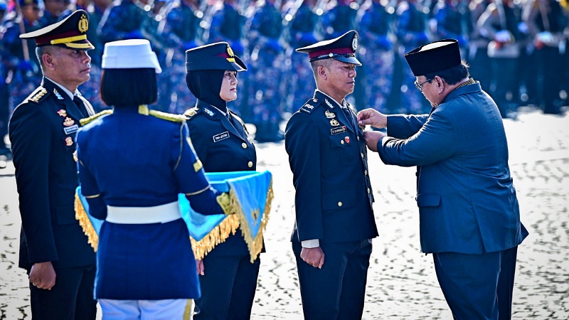 Prabowo Anugerahkan Tanda Kehormatan: Polri Kini Makin Dekat dengan Rakyat!