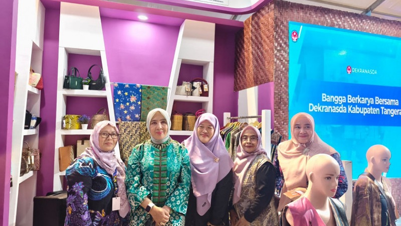 Ketua Harian Dekranas Pusat, Sri Tito Karnavian memuji produk kerajinan Kabupaten Tangerang - Prokopim Tangerang -