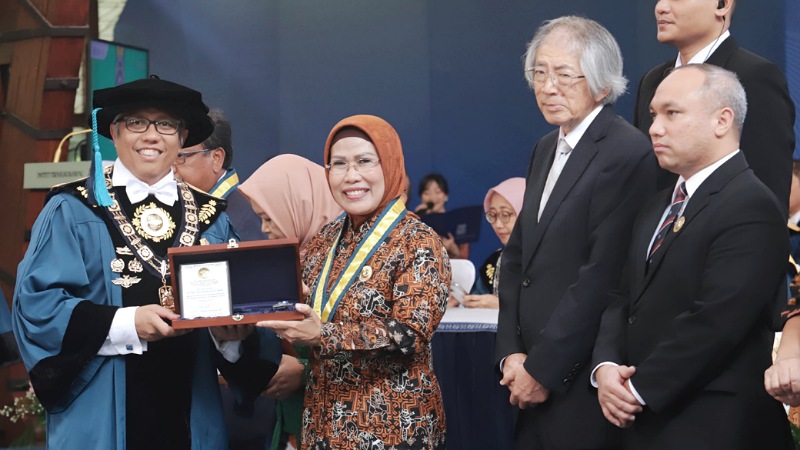 Ratu Tatu Dianugerahi Ganesa Wirya Jasa Utama, ITB Puji Kepemimpinan Pro Pendidikan