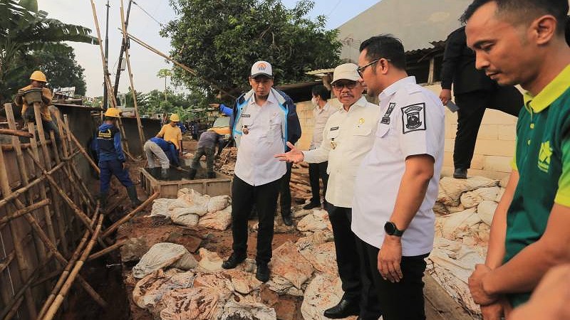 Wali Kota Tangerang Sachrudin meninjau Perbaikan Turap Kali Angke di kawasan Ciledeug Indah. - Pemkot Tangera ng -