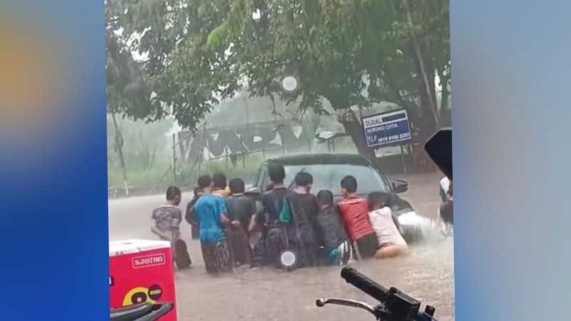 Tangsel Dikepung Banjir! Jalan Raya Jadi Kolam, Warga Mengeluh Pemerintah Lalai!