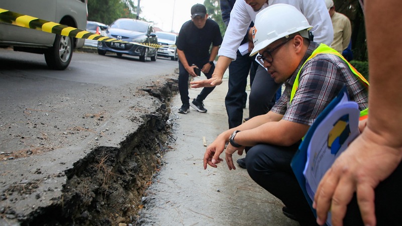 Tangsel Gaspol Betonisasi Jalan Strategis! Pilar: Griya Loka Dapat Jatah 4,2 Km Wakil Wali Kota Tangerang Selatan Pilar Saga Ichsan melakukan peninjauan betonisasi jalan di Griya Loka. - Pemkot Tangsel -