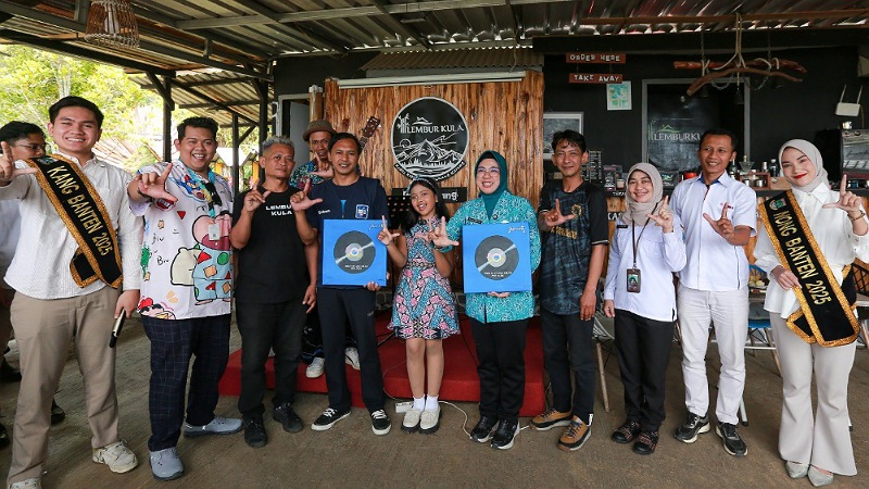 Bunda Literasi Provinsi Banten, Tinawati Andra Soni saat memperingati HAN 2025 di Wisata Alam Lembur Kula, Desa Pasir Peuteuy, Kecamatan Cadasari, Kabupaten Pandeglang, Rabu (23/7/2025) - Biro Adpimpro Banten -