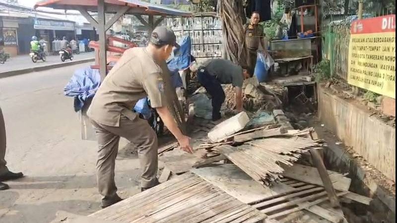 Trantib Ciledug Bongkar Puluhan Lapak PKL yang Tutup Drainase, Warga Bilang: Akhirnya!