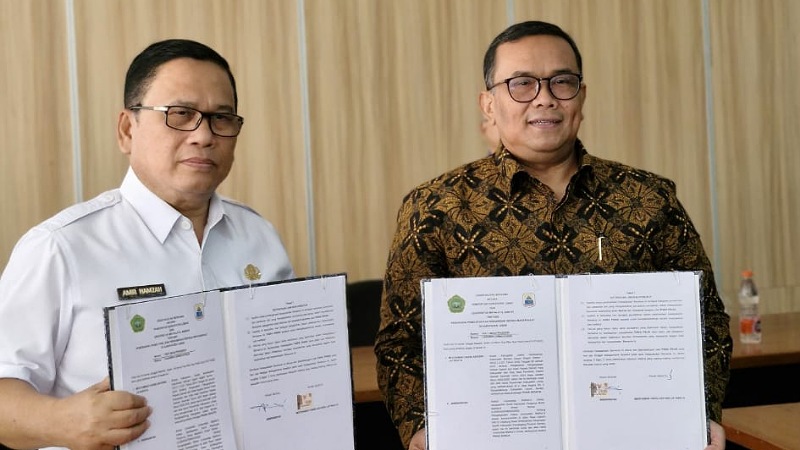 UNMA dan Pemkab Lebak Teken MoU, Gaspol Wujudkan Satu Desa Satu Sarjana! Rektor UNMA Prof. Dr. Andriansyah, M.Si. dan Wakil Bupati Lebak Ir. Amir Hamzah, M.Si. memperlihatkan MoU penguatan pendidikan, riset, dan pengabdian masyarakat. - Asep/RMN -