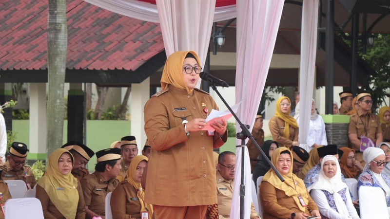 Wabup Intan Pimpin Harkop ke-78, Koperasi Merah Putih Jadi Motor Ekonomi Tangerang! Wakil Bupati Tangerang Intan Nurul Hikmah, memberikan sambutan saat upacara peringatan Hari Koperasi (Harkop) ke-78 tingkat Kabupaten Tangerang, Senin (14/7/2025). - Prokopim Tangerang -